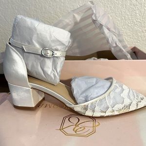 New bridal ivory lace thick heel wedding shoes, size 6. Never worn!